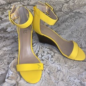 Never worn yellow NY&Co wedges